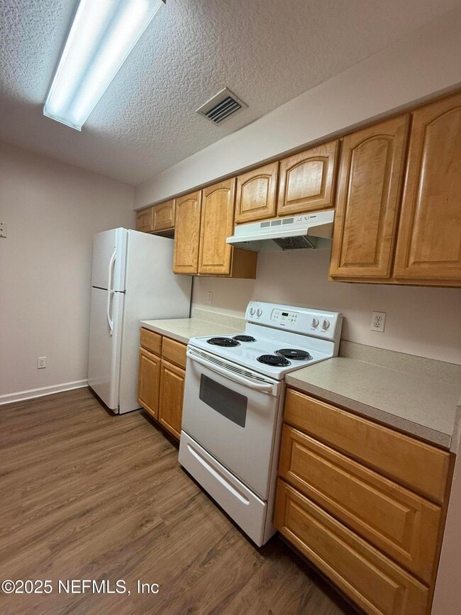 Building Photo - 702 Meadowbrook Dr