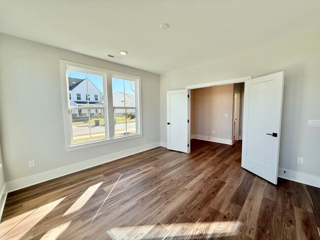 Foto del edificio - Newly Built 5BD, 4.5BA Knightdale Home wit...