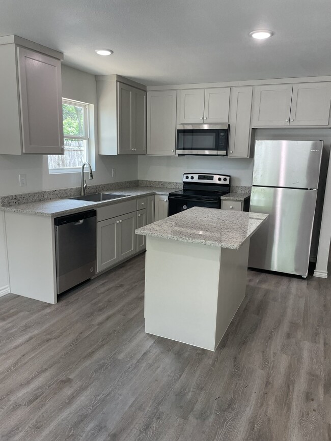 Building Photo - 3 bedroom 3 bath nearly new construction!