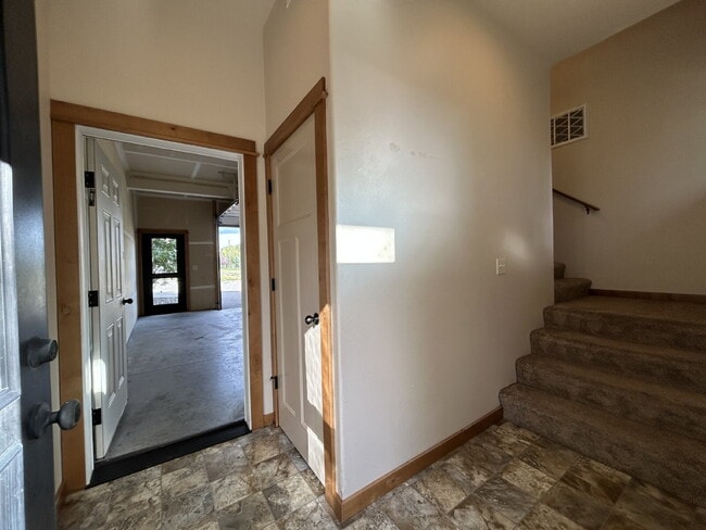 Foto del edificio - Upgraded 2 Bed, 1.5 Bath Townhouse with St...