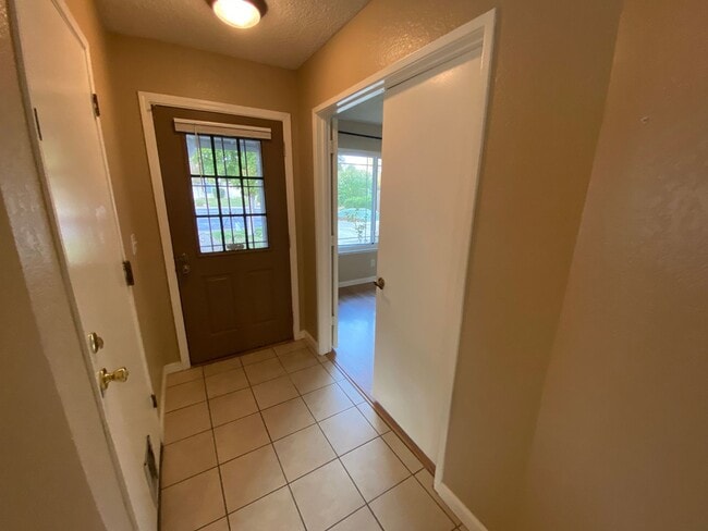 Building Photo - Spacious Halfplex in a Court