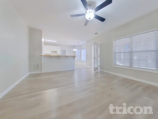 Building Photo - 890 Georgian Hills Dr