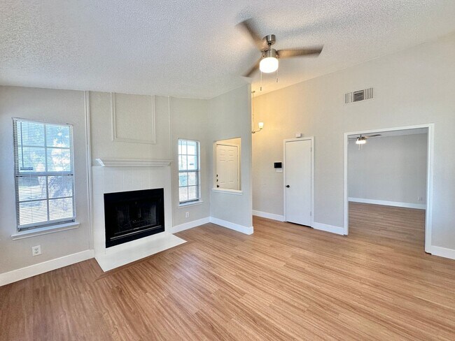 Foto del edificio - LAST MONTH FREE!  Viewable Now!  Small Pet...