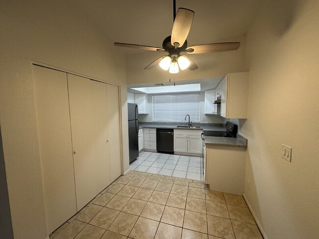 Building Photo - 1559 W Mercer Ln