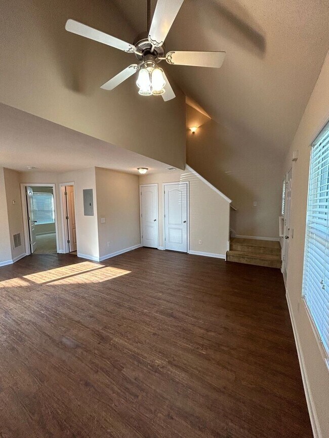 Foto del edificio - PRE-LEASING FOR AUGUST 1 2026! 1/2 Off Deposit!