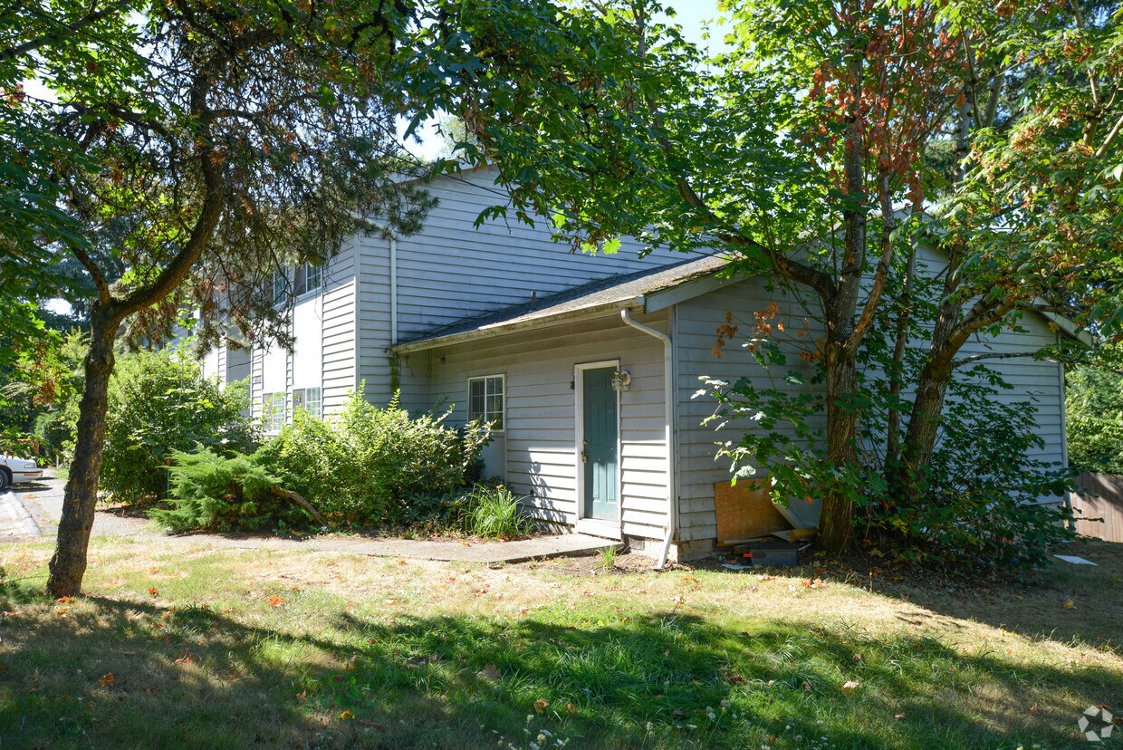 Building Photo - 5872 SE Harney Dr
