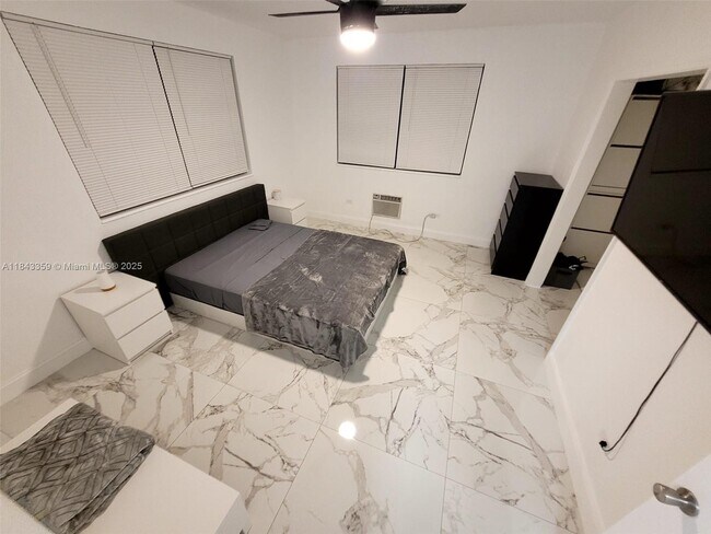 Foto del edificio - 7320 Carlyle Ave