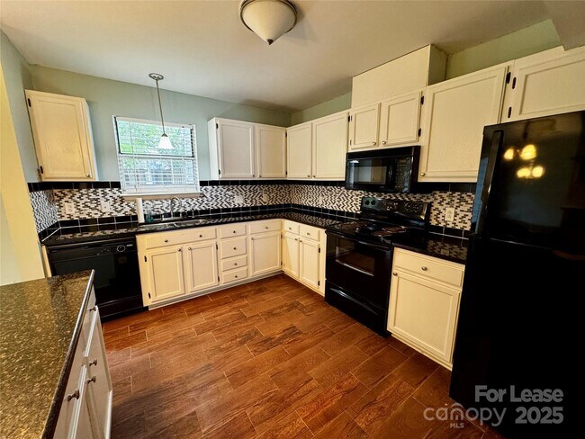 Foto del edificio - 6048 Heath Valley Rd