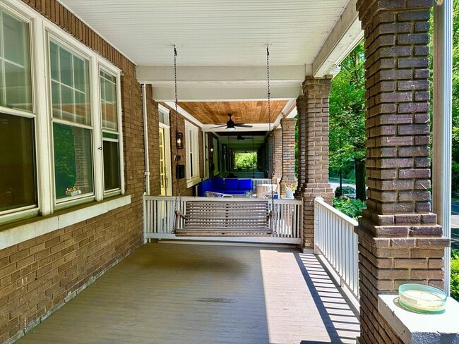 Building Photo - 4 Bed + 2 Bath - Pets Welcome! Parking!