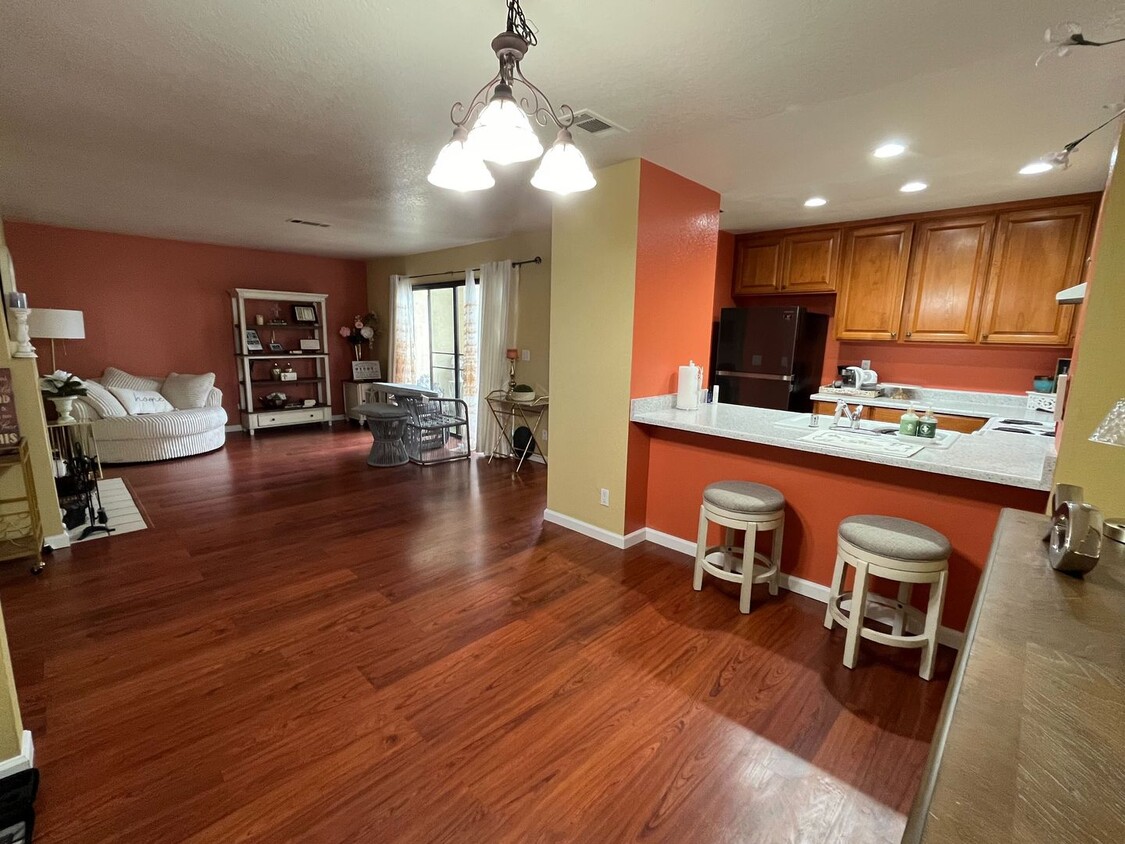 Foto principal - Amazing 2 Bed 2 Bath Available NOW!!! ONE ...