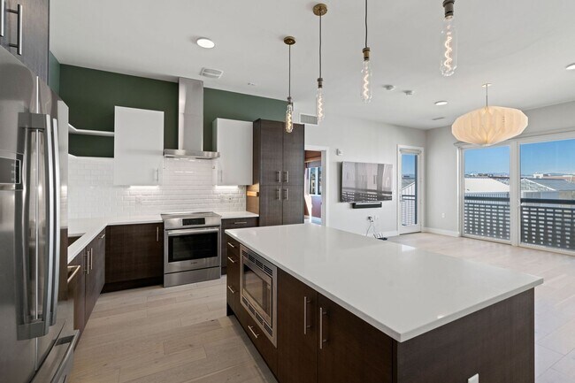 Building Photo - Beautiful 2 Bedroom 2 Bath Condo in the Heart of Rino District!