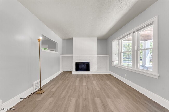 Foto del edificio - 16309 Raymond St