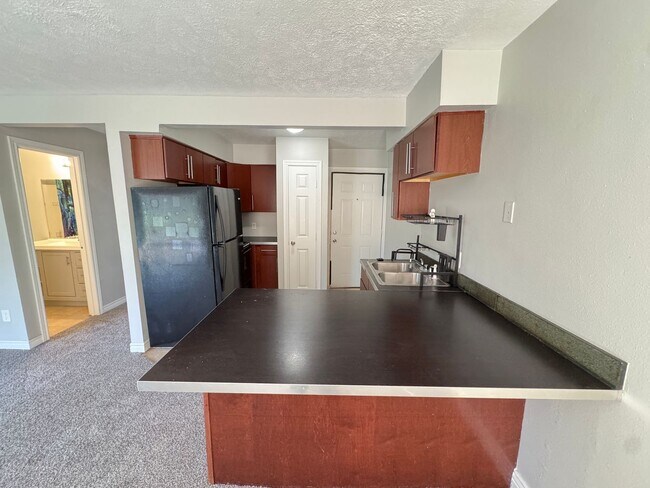 Foto del edificio - Two Bedroom Apartment - Lower Level with L...