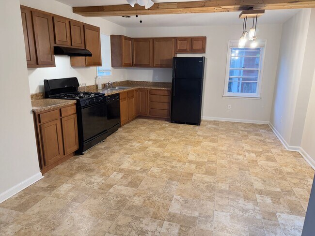 Building Photo - Welcome Home to 321 Purdue!