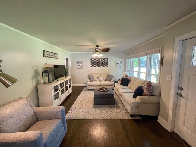Building Photo - Updated 3 Bedroom Home