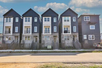 Building Photo - 1020 W 15th 1/2 St