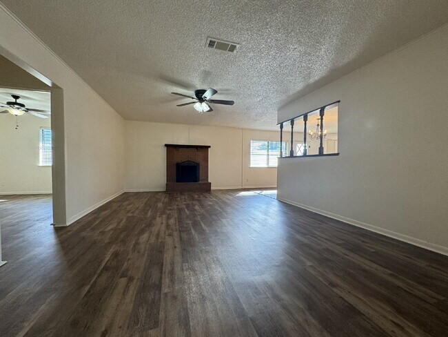 Foto del edificio - Lovely 3 bedroom 2 bath in desirable neighborhood