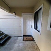 Building Photo - 170 Farm Ln