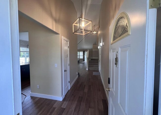 Building Photo - Great Neighborhood 3bd/ 2.5 Avail. Nov. 28th