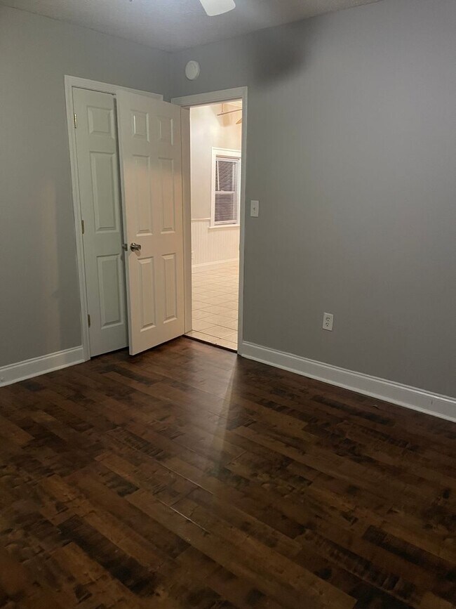 Foto del edificio - 2 Bedroom Home with Large Backyard Deck