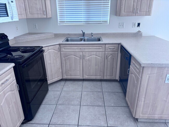 Foto del edificio - 3 bed / 2.5 bath / 1 car garage townhome