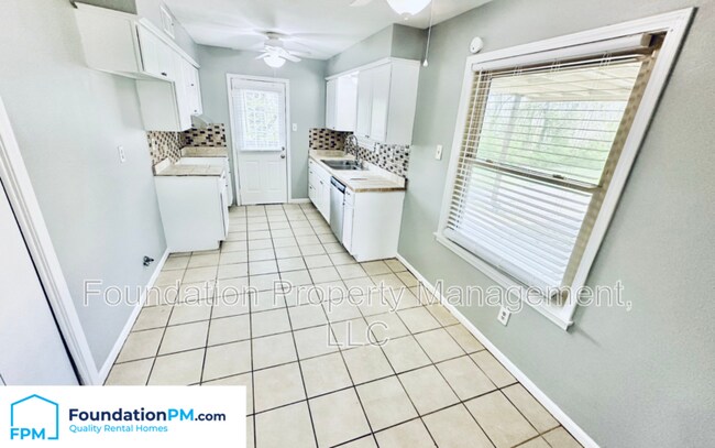 Foto del edificio - 5725 Maple Tree Dr