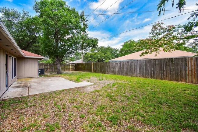 Foto del edificio - 13430 Piney Oaks Dr