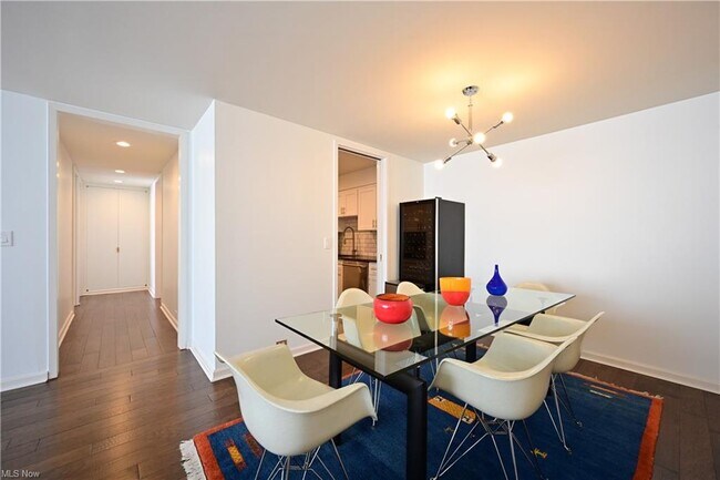 Foto del edificio - 12700 Lake Ave