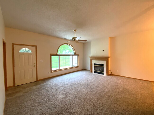 Foto del edificio - 1902 Cabernet Ln NW