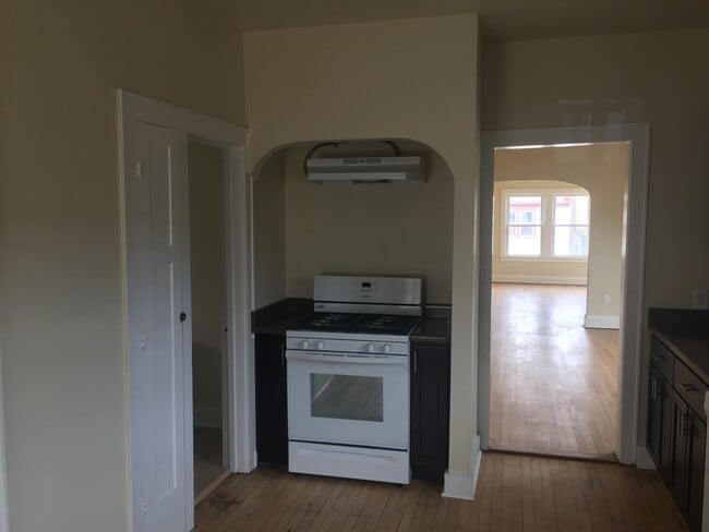 Building Photo - 721 E Center St