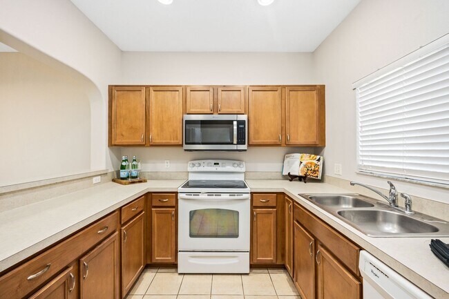 Foto del edificio - Beautiful Lake View 2bed/ 2.5 bath PLUS DE...