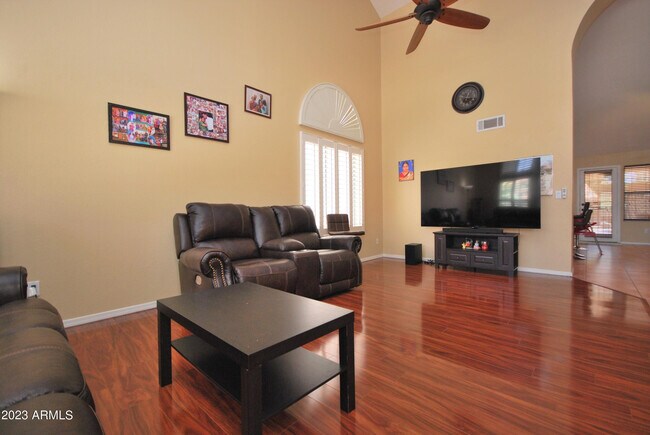 Foto del edificio - 1227 E Glenhaven Dr