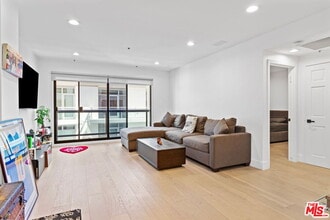 Building Photo - 10724 Wilshire Blvd