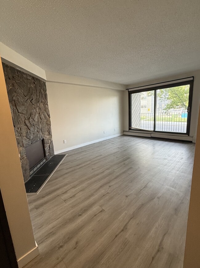 Building Photo - 9208-9106 106 Ave NW
