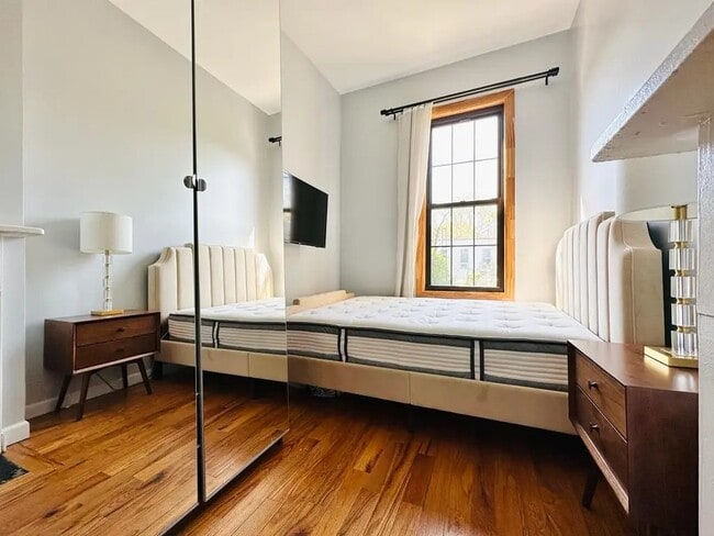 Foto del edificio - Furnished room/NOT APARTMENT