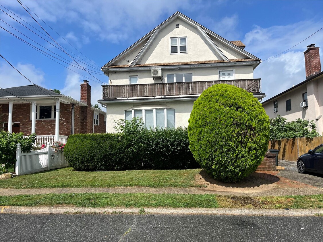 Primary Photo - 20 Frost Pond Rd