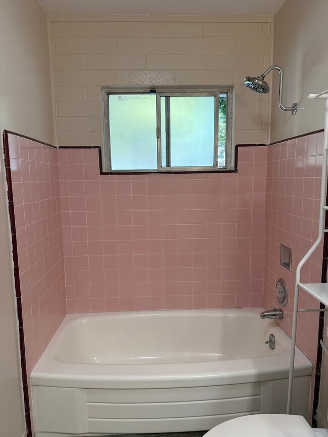 Foto del edificio - 1332 Thompson Ave