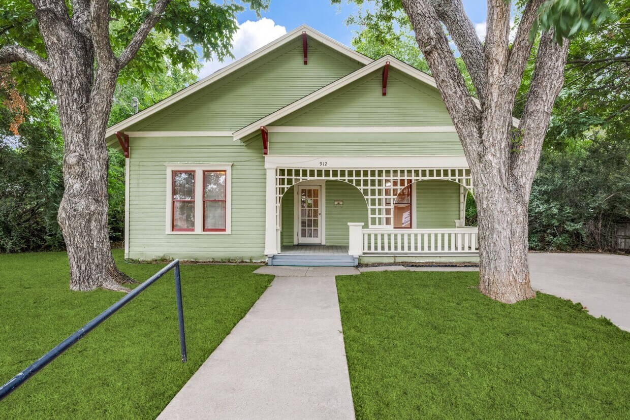 Primary Photo - 912 N Elm St