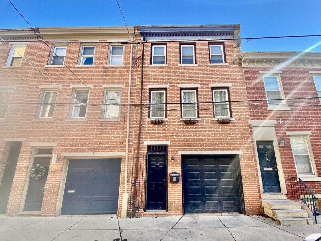 Terrific GRAD HOSPITAL HOUSE! Large 2 BR/1... House Rental in Philadelphia, PA