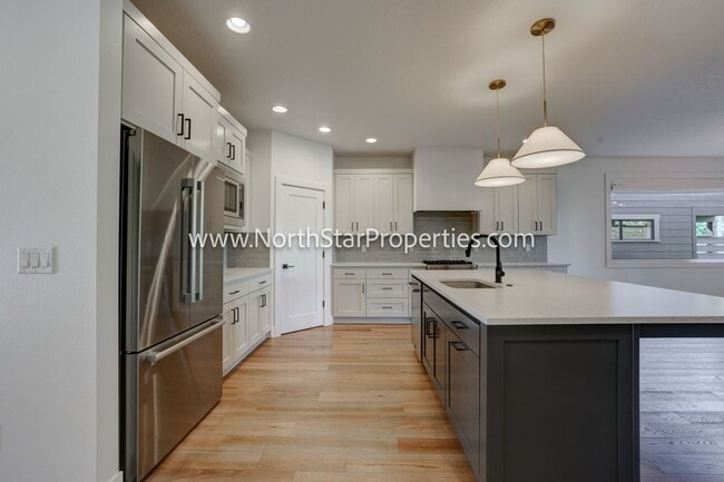 Building Photo - 2542 NW Marken St