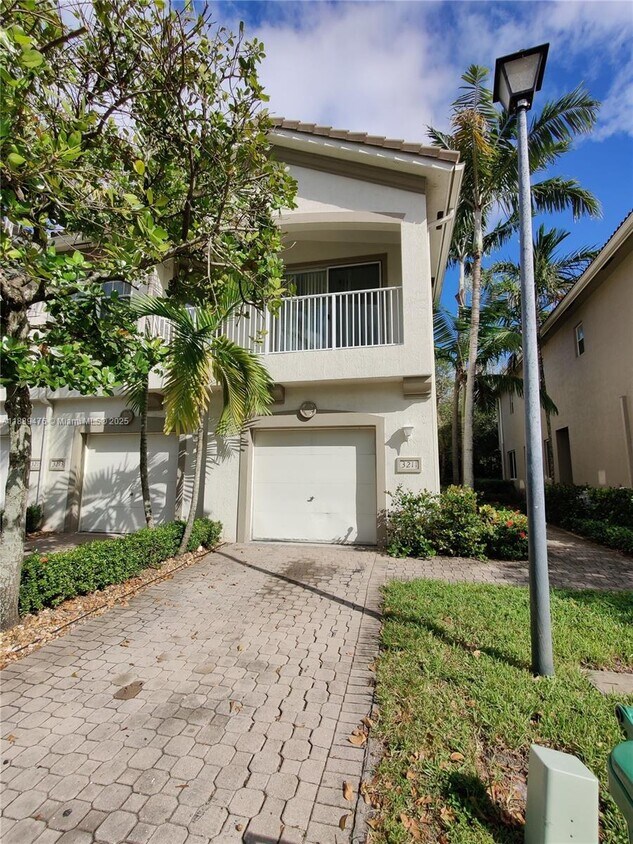 Foto principal - 3211 Laurel Ridge Cir