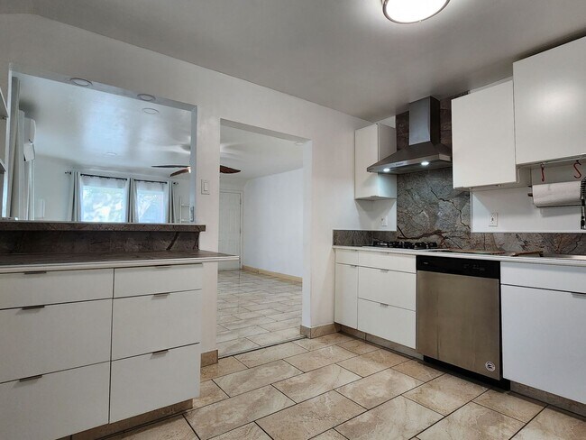 Foto del edificio - Must See, Cozy Corona 2Bd, 2Ba, Remodeled ...