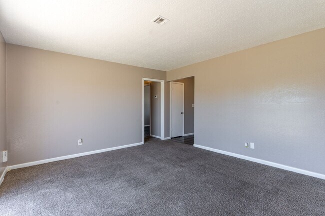 Foto del edificio - Spacious 4-Bedroom Home with Modern Updates and a Big Yard