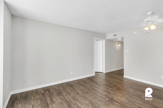 Building Photo - 4400 Memorial Dr