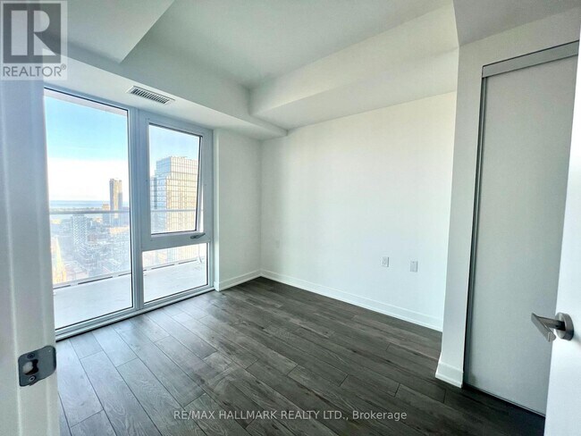 Photo du bâtiment - 88 Queen St E