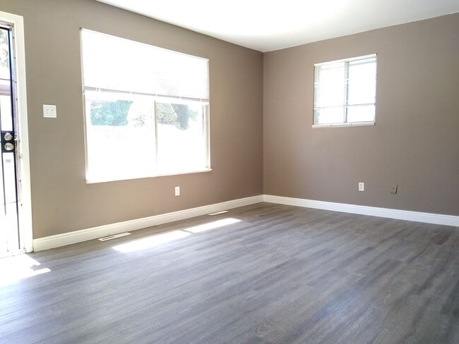 Building Photo - Large 3 Bedroom 1 Bath Duplex