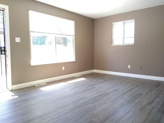 Foto del edificio - Large 3 Bedroom 1 Bath Duplex