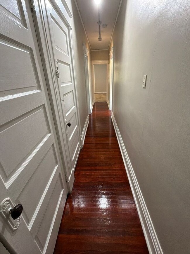 Building Photo - Spacious lower level apartment!