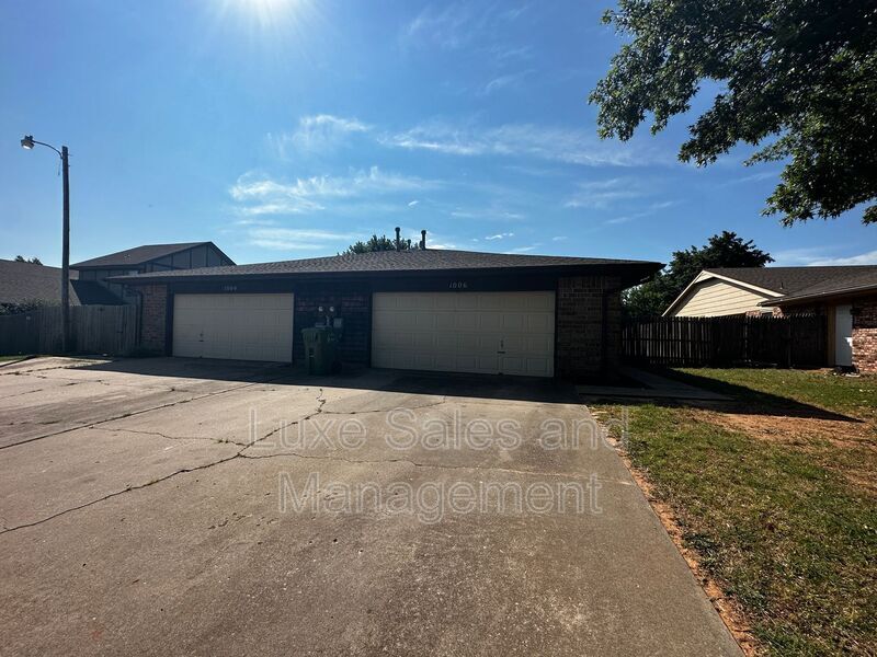 Primary Photo - 1006 Andrew Dr