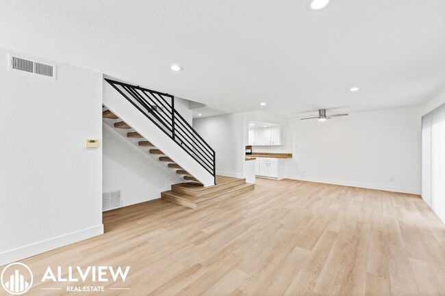 Foto del edificio - Upgraded 3 Bedroom Townhome in the Gated C...